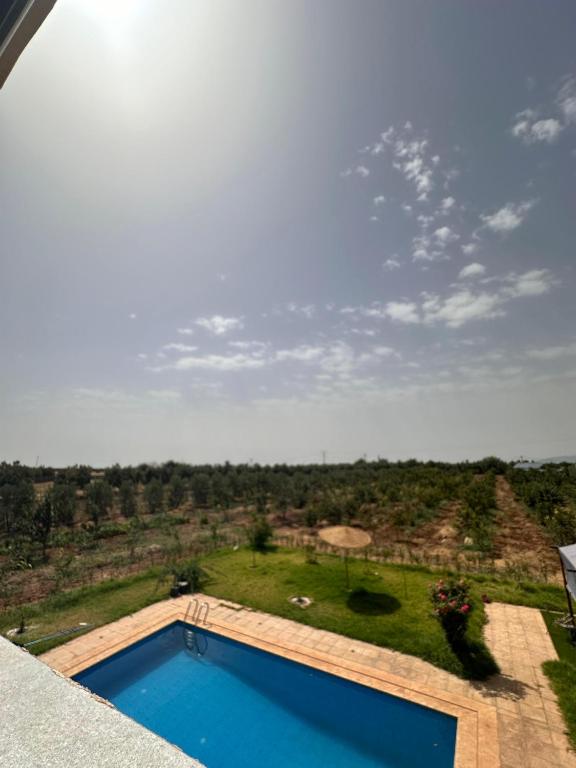 a view of a swimming pool from the roof of a house at Villa avec piscine in Meknès
