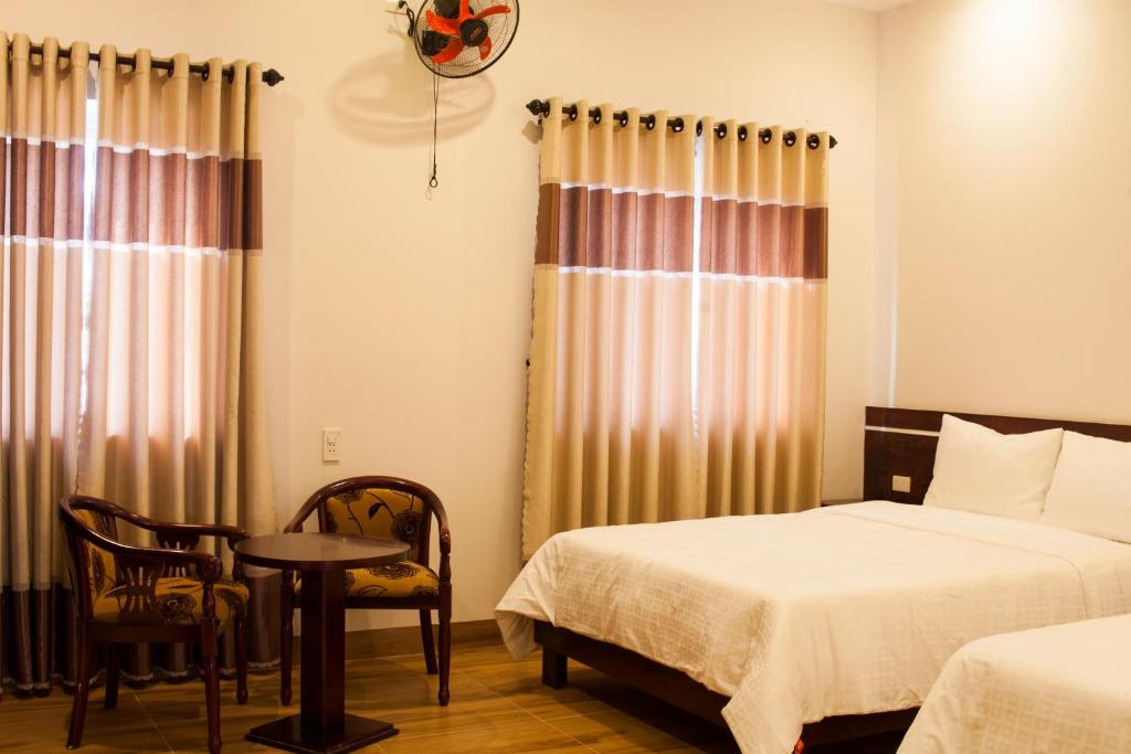 Postel nebo postele na pokoji v ubytování Phuong Linh Hotel