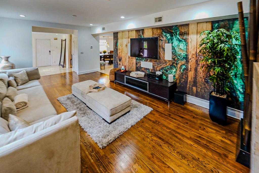 Una sala de estar con un sofá y un televisor. en Ft Lauderdale Casa de Las Olas, en Fort Lauderdale