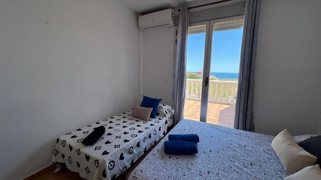 Katil atau katil-katil dalam bilik di Casa para 12 con Piscina frente a la playa