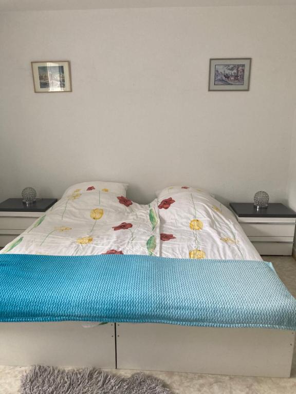 a bed in a bedroom with two night stands at Self check in ganzes Apartment 40 m zwei Schlafzimmer Wlan Parkplatz eigenes Badezimmer mit Badewanne Kochecke Einfamilienhaus in Duisburg
