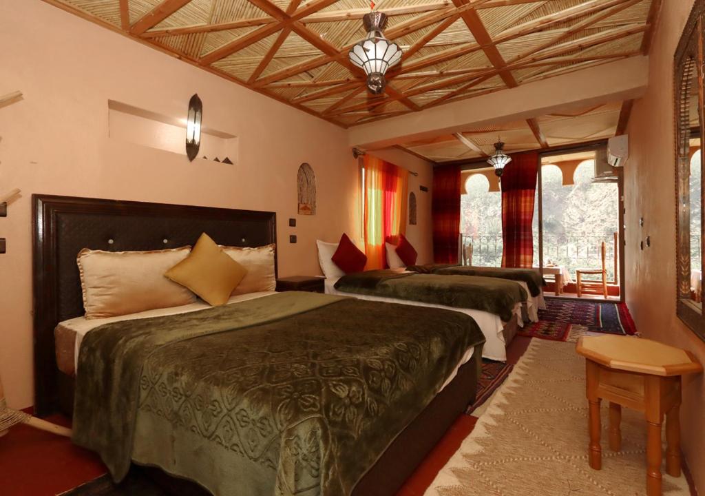 une chambre avec deux lits dans une pièce dans l'établissement RiadAtlasChateau, à Imlil
