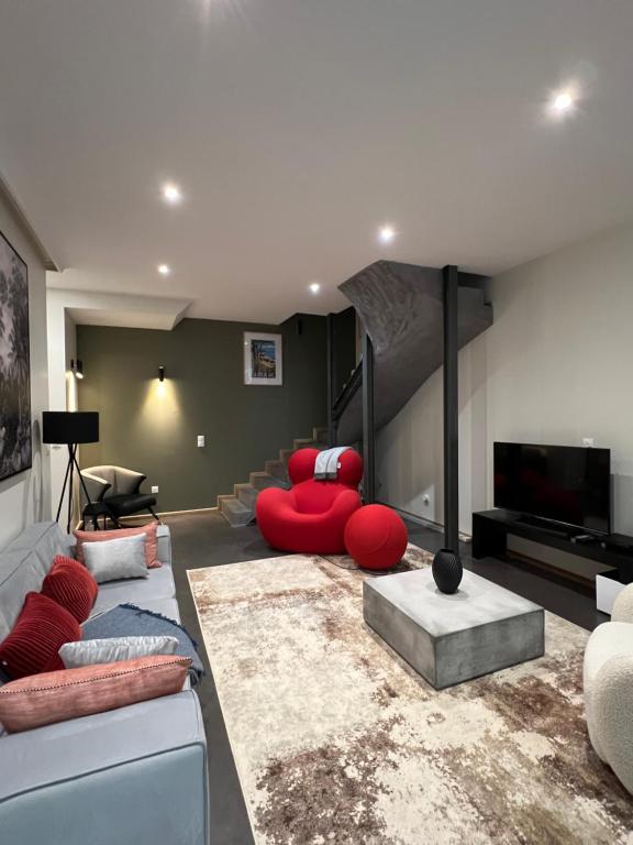 un salon avec un canapé et des chaises rouges dans l'établissement Appartement centre préfecture, à Lyon