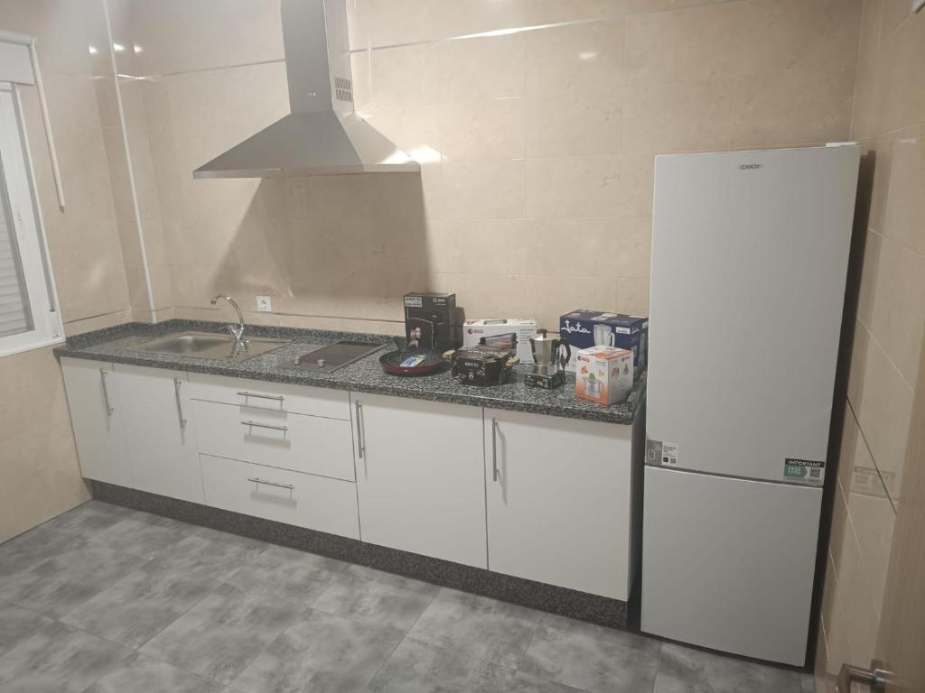 una cucina con lavello e frigorifero di Apartamentos Turísticos Atalaya a Minas de Ríotinto
