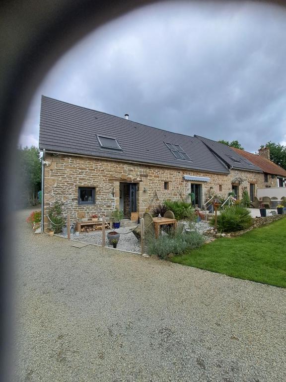 un bâtiment en briques avec une maison avec un jardin dans l'établissement la hamonniere, à Savigny-le-Vieux