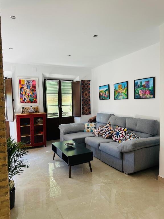 พื้นที่นั่งเล่นของ Spacious 3-bedroom family apartment in the historic center, Albaicín