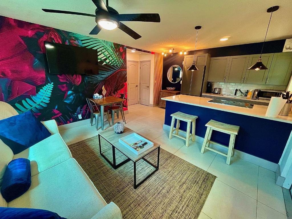 Η κουζίνα ή μικρή κουζίνα στο MiamiVice Las Olas Near Beach and Park w Fire Pit