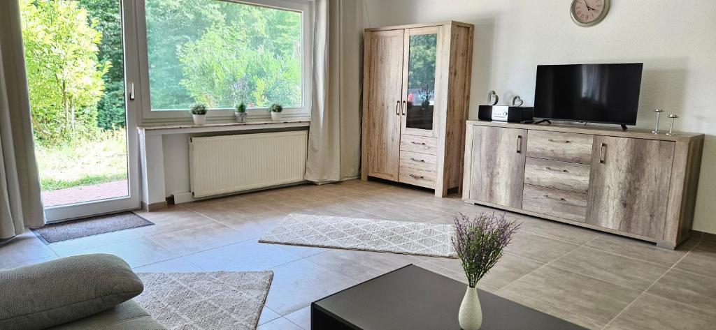 TV a/nebo společenská místnost v ubytování Ferienwohnung Rodder Maar
