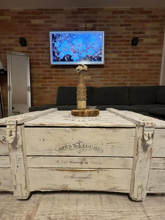 a large wooden table in a living room with a tv at FYRED Vintage Apartman in Tiszafüred