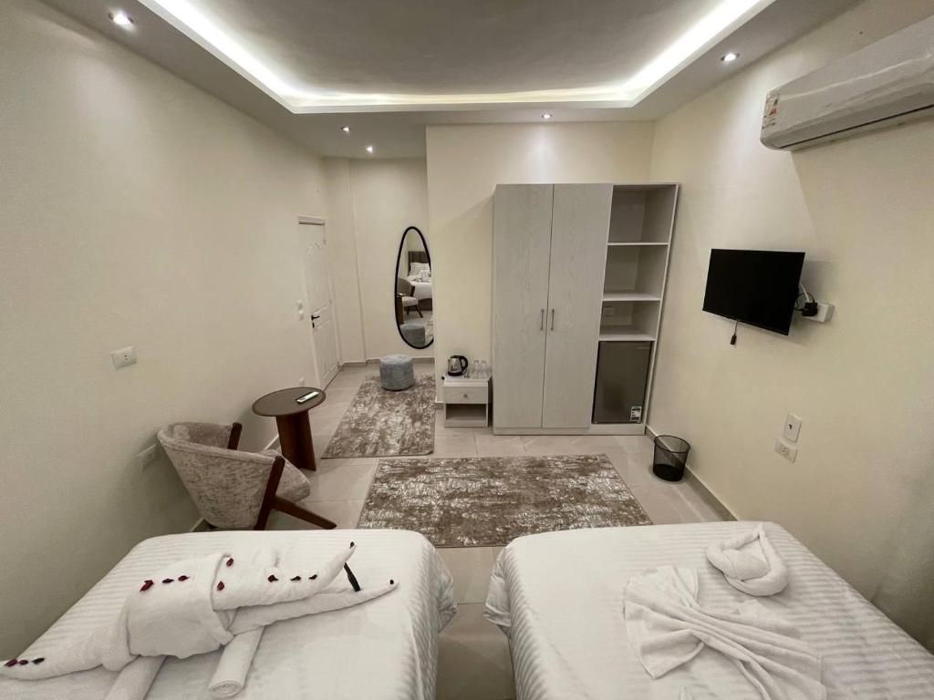 Un dormitorio con una cama y una sala de estar. en Khufu's Pyramids Inn, en El Cairo