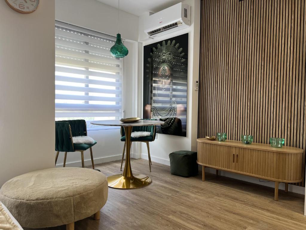 a living room with a table and chairs and a window at La Tropicale in Torrevieja