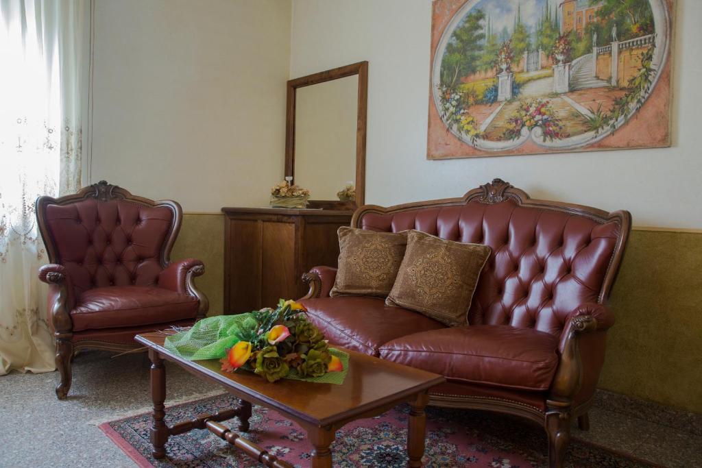 A seating area at Hotel & Residence Corona Grossa Balangero