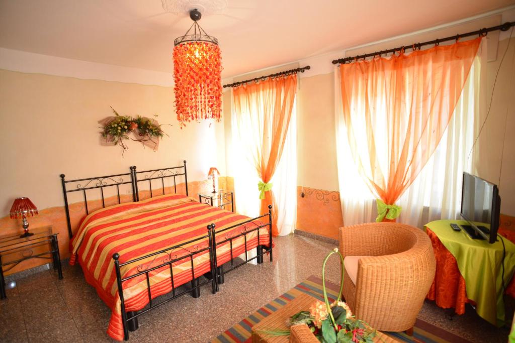 A bed or beds in a room at Hotel & Residence Corona Grossa Balangero