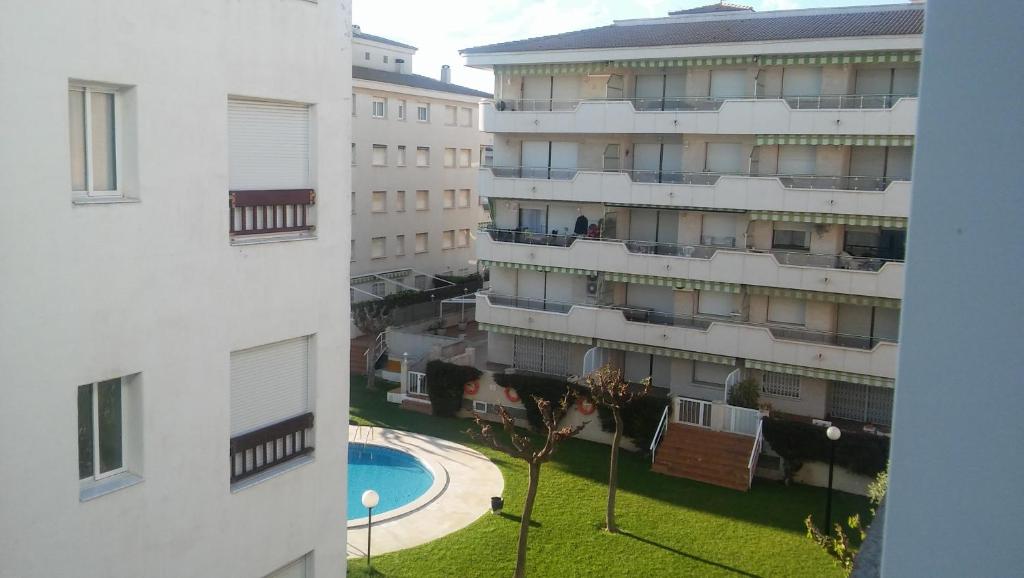 Bazén v ubytování Passeig Maritim Apartment nebo v jeho okolí