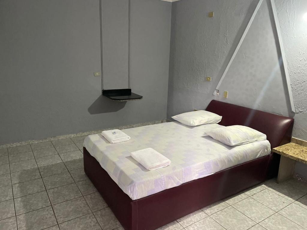 une chambre avec un lit avec deux serviettes dessus dans l'établissement Hotel novo bis, à São Paulo