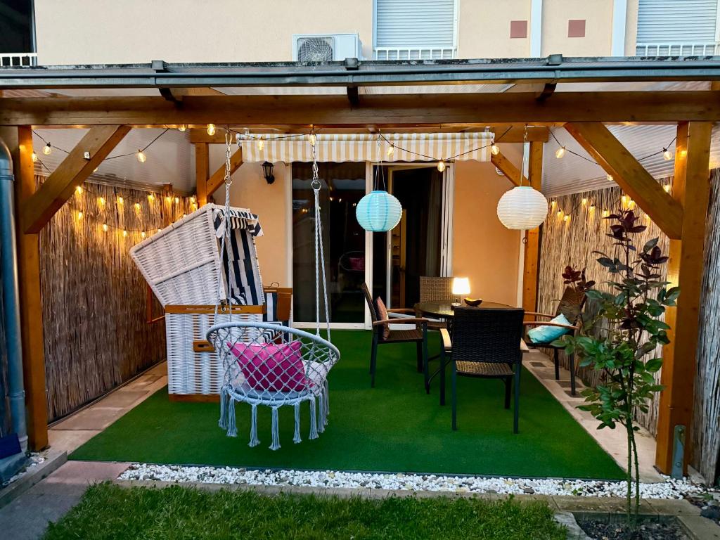 a patio with a table and chairs and a pergola at Ganzes Haus mit einer Terrasse, Garten und Klimaanlage in Koblenz