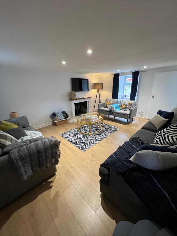 een woonkamer met twee banken en een tafel bij Spacious 2 bed traditional cottage in Crieff