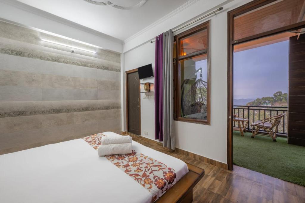 カソーリにあるHotel Elegant Dreamscape Kasauliのベッドと大きな窓のある寝室