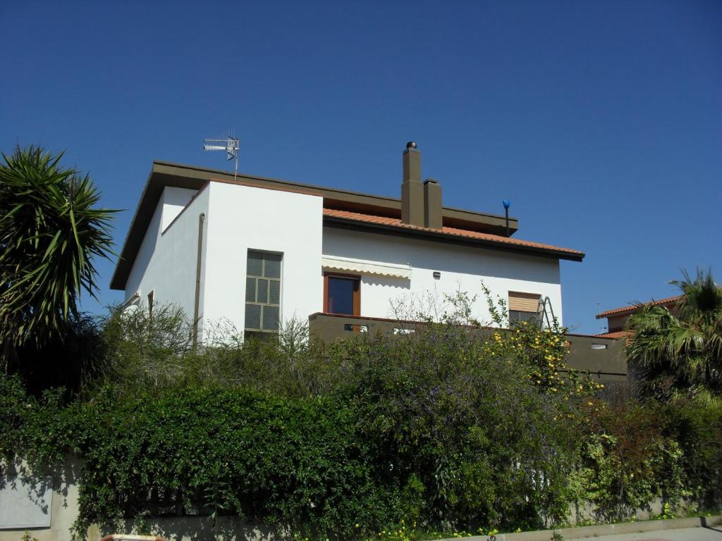 Il Bouganville a Carbonia - Incantevole B&B con Giardino