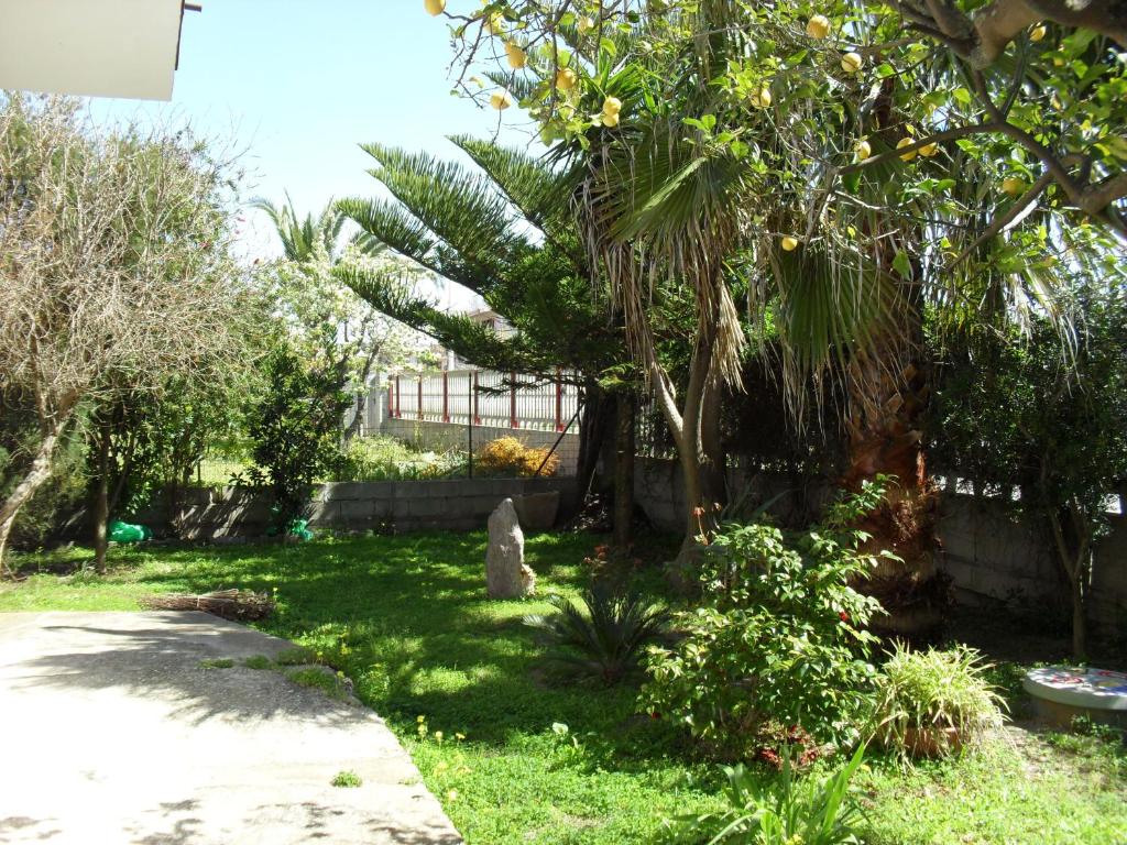Il Bouganville a Carbonia - Incantevole B&B con Giardino