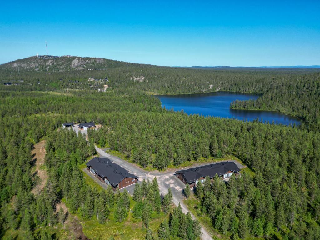 ルカにあるKotokuusi 1 - Huoneisto luonnon keskellä, sisältää siivouksen ja Wifinの湖畔の森の家屋