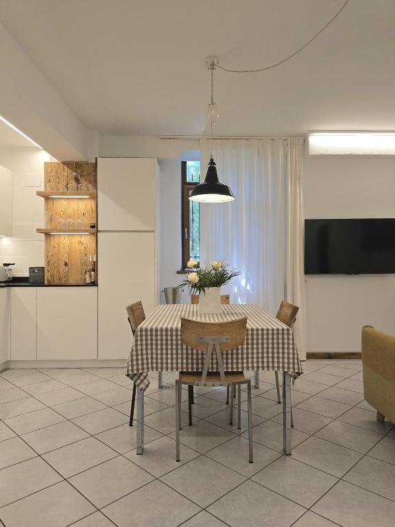 a kitchen and dining room with a table and chairs at Dolomiten Lounge - moderno con parcheggio privato in Pergine Valsugana
