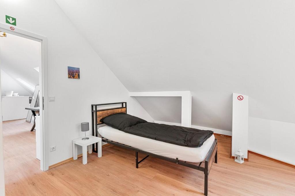 Postel nebo postele na pokoji v ubytování ZF03 Apartment für Monteure Stuttgart Zuffenhausen - weitere Schlafzimmer für zusätzliche 15 Personen im Haus vorhanden und an weiteren Standorten LS-CrewComfort