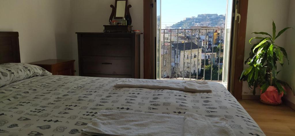 Postel nebo postele na pokoji v ubytování Stanza luminosa e panoramica