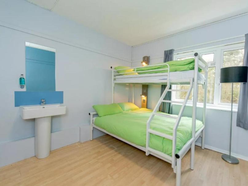 Hurtwood Hideout - Triple Room With Shared Bathroom
