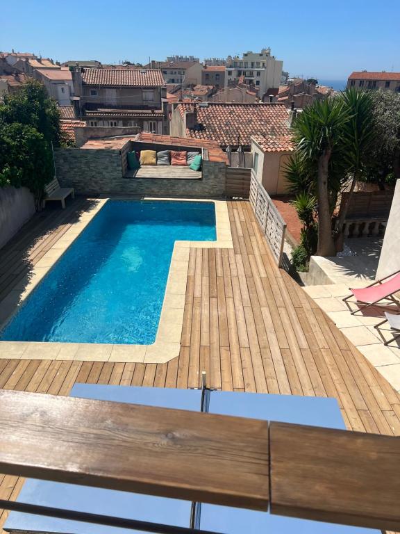 une piscine sur le toit d'une maison dans l'établissement Bon séjour au Soleil, à Marseille