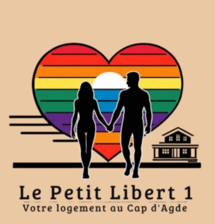 un homme et une femme marchant devant un cœur dans l'établissement LE PETIT LIBERT 1 - Votre studio à Port Soleil au Village Naturiste, au Cap d'Agde