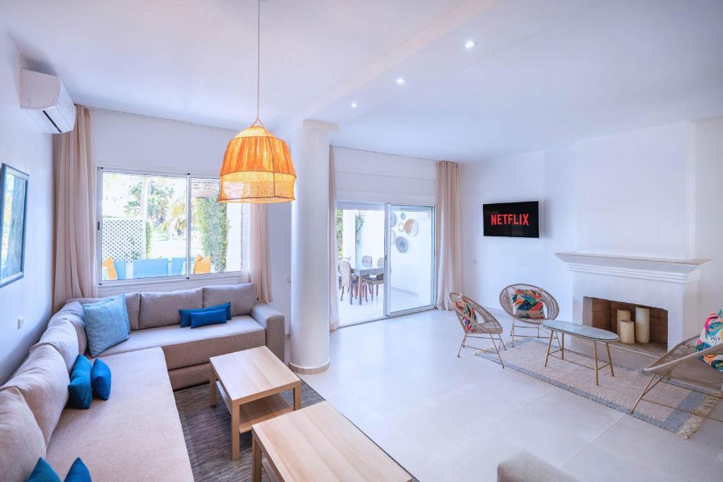 ein Wohnzimmer mit Couch und Tisch in der Unterkunft Villa in Golf Resort with Shared Pool in Bouznika