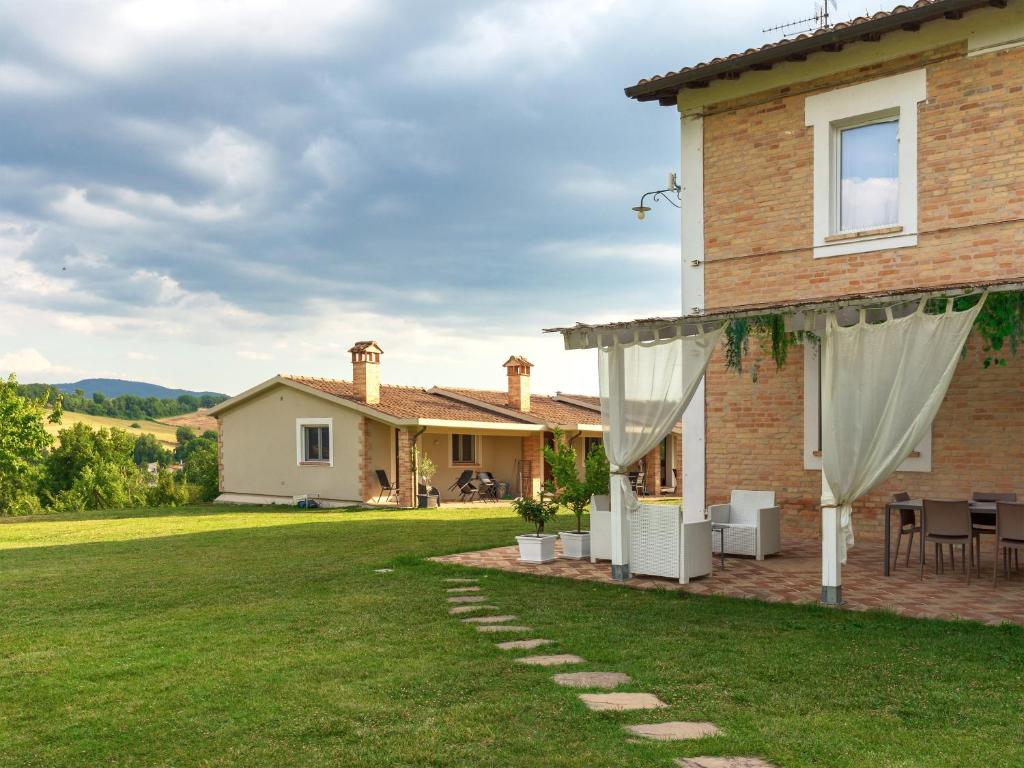a view of the house from the yard at APPARTAMENTI CON PISCINA in Spoleto