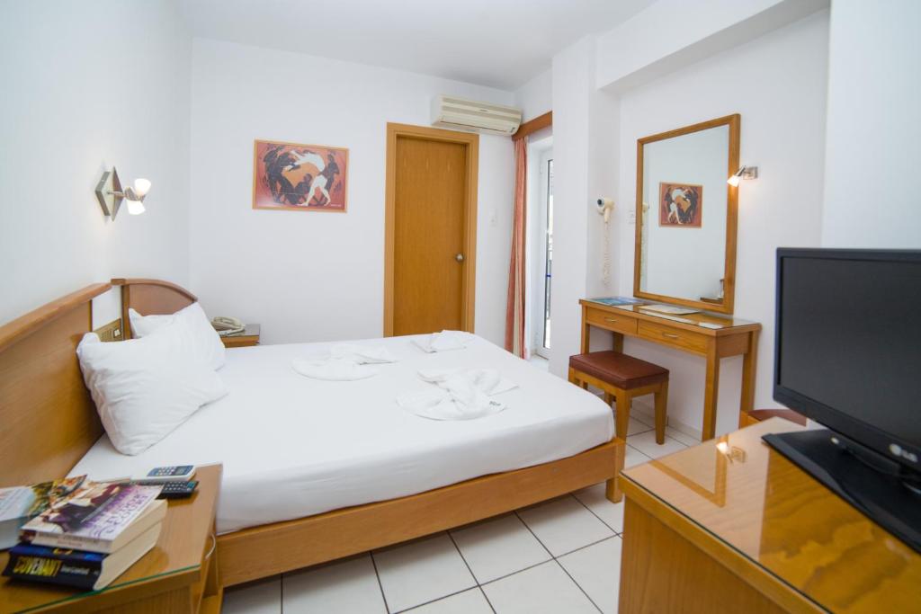 Televízia a/alebo spoločenská miestnosť v ubytovaní Astali Hotel