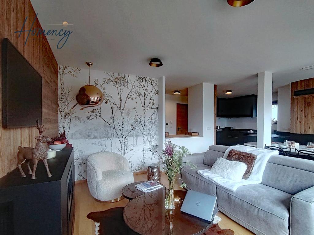 un salon avec un canapé et une table dans l'établissement Homency - Résidence L'Expression B31, à L'Alpe-d'Huez