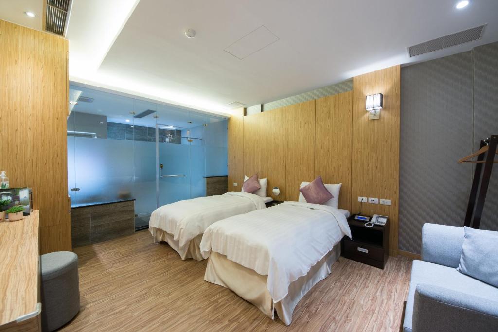 Postel nebo postele na pokoji v ubytování Garden Spring Hotel