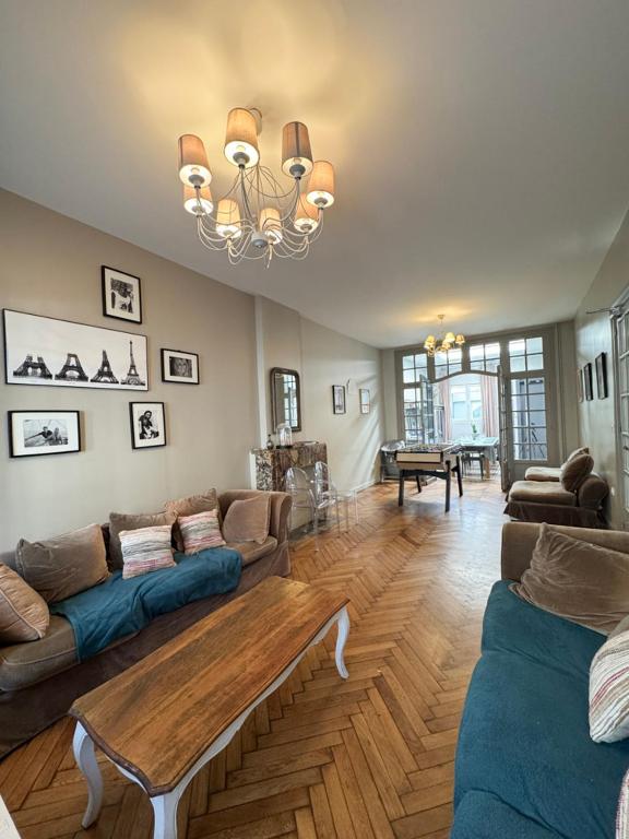 Ruang duduk di Charme et confort - Maison Roubaix 5 chambres
