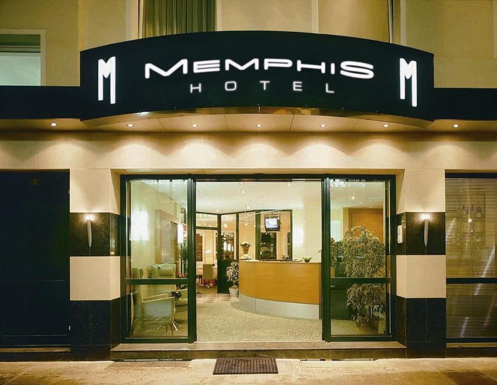 un hôtel avec un panneau à l'avant d'un bâtiment dans l'établissement Memphis Hotel, à Francfort-sur-le-Main