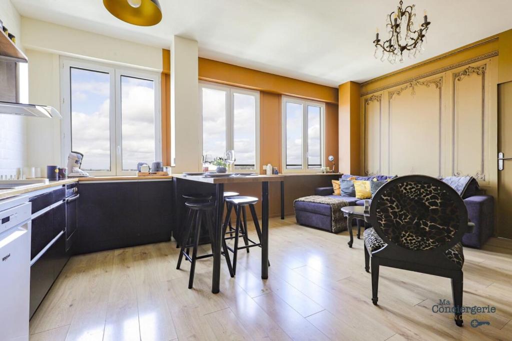 une cuisine et un salon avec une table et des chaises dans l'établissement Jaures - Vue panoramique sur la ville Rose, à Toulouse