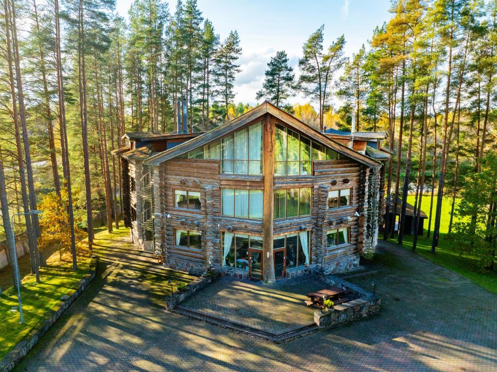 an aerial view of a log cabin in the woods at Greete Motel in Soontaga