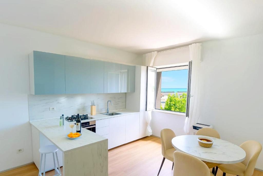 Η κουζίνα ή μικρή κουζίνα στο OFFER AGOSTO - Sulla Spiaggia Parking - AC & WiFi