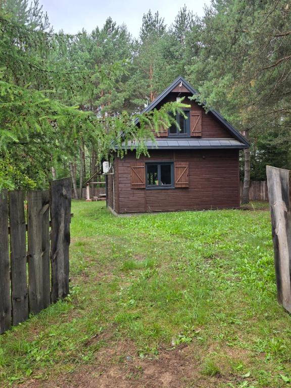 Górecko KościelneGórecko Kościelne- Domek w Lesie的院子中带围栏的木屋