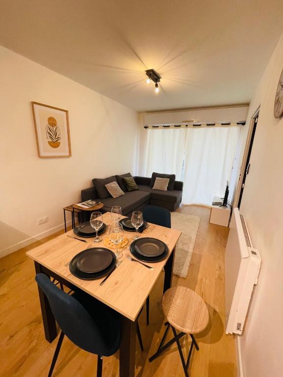 a living room with a table and a couch at Wine Loft - Au cœur des vignes in Tain-lʼHermitage