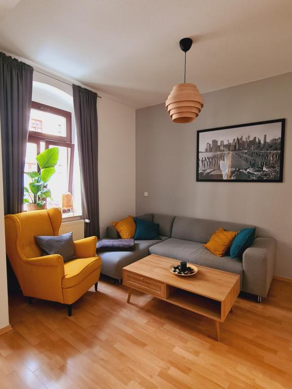 a living room with a couch and a coffee table at Stilvolles City-Apartment in Halle an der Saale