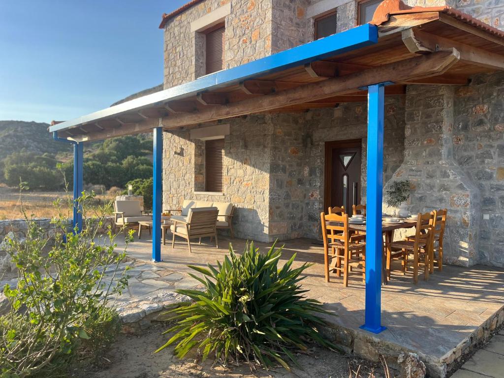 Tòa nhà nơi biệt thự tọa lạc