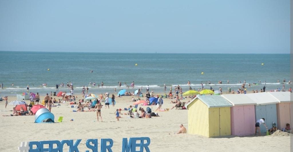un grande gruppo di persone su una spiaggia di Appartement avec terrasse 100m plage a Berck-sur-Mer