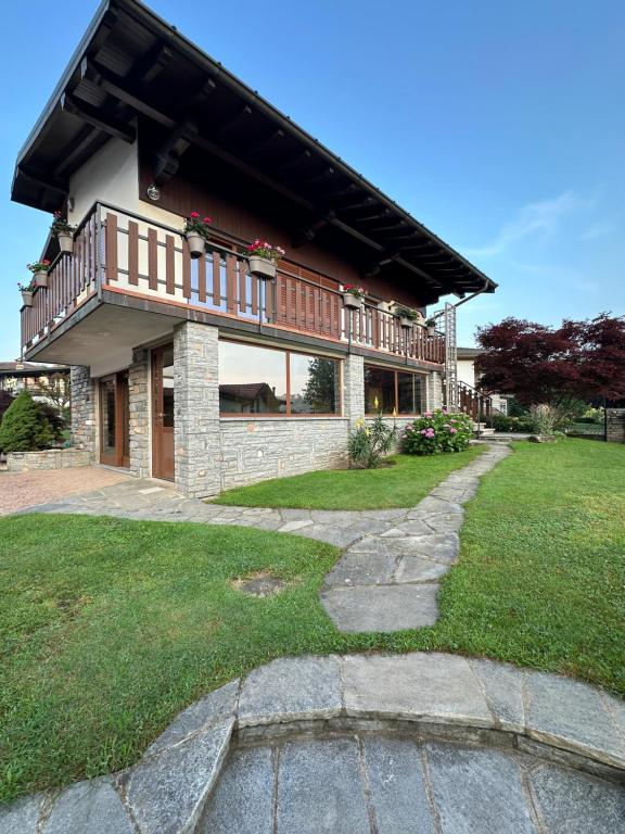 a house with a balcony and a walkway at Casa Gioia in Besano