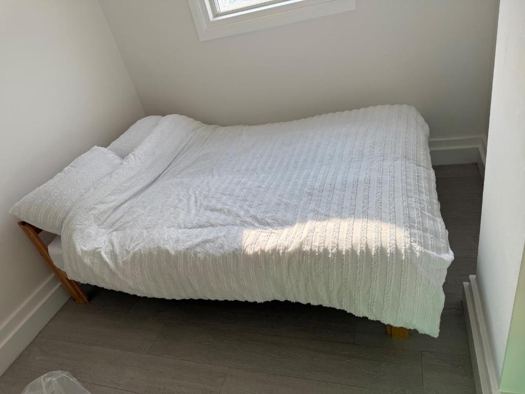 Ένα ή περισσότερα κρεβάτια σε δωμάτιο στο Cozy Studio Retreat in Croydon