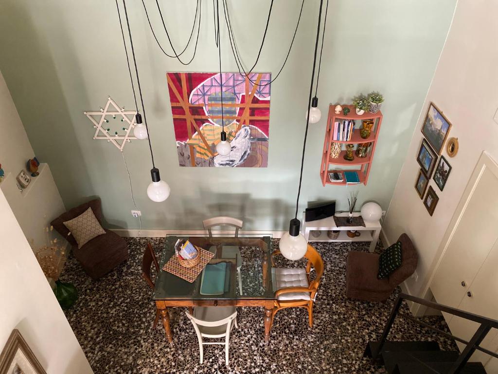 vistas panorámicas a una sala de estar con mesa y sillas en Casa VicoloLungo Nardó, en Nardò