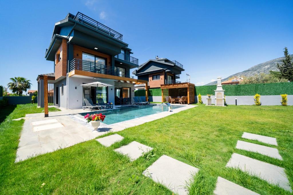 una casa con piscina in giardino di Villa TURK a Fethiye